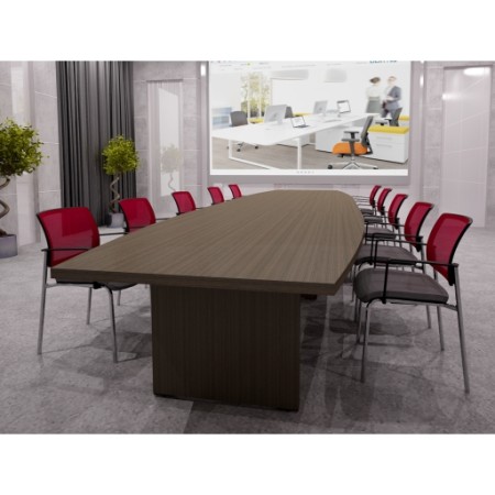 Salle de réunion avec grande table de conférence avec sièges de travail