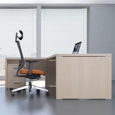 Bureau en bois clair avec retour de bureau et caisson de rangement