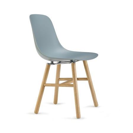 Chaise design avec coque plastique et structure en bois de chêne rétro