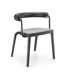 Chaise BI 20’s en plastique noir avec assise rembourrée tissu gris clair