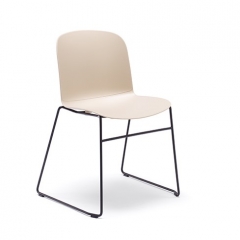Chaise Relief avec pieds traîneau et coque plastique