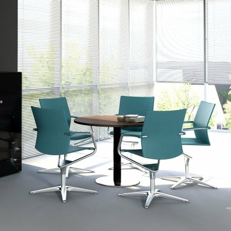 Salle de réunion avec table ronde et sièges de réunion