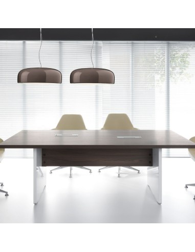 Table de réunion en bois, piétement blanc avec mediabox intégrées