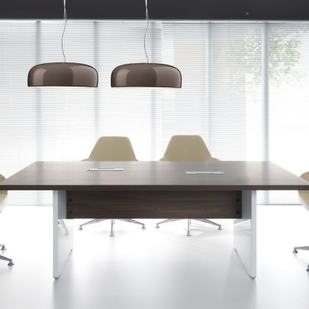 Table de réunion en bois, piétement blanc avec mediabox intégrées
