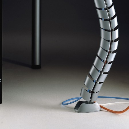 Vue rapprochée du guide-câbles type vertèbre avec passage de câbles