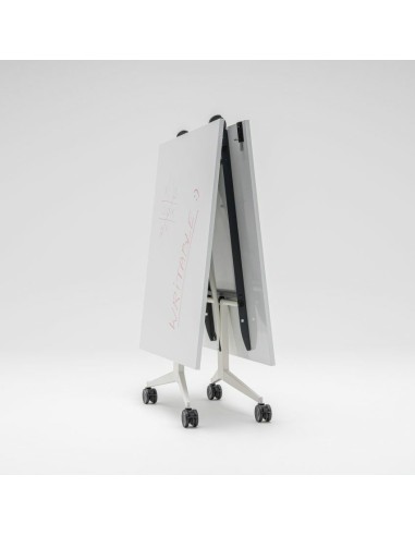 Table plié avec plateau effacable