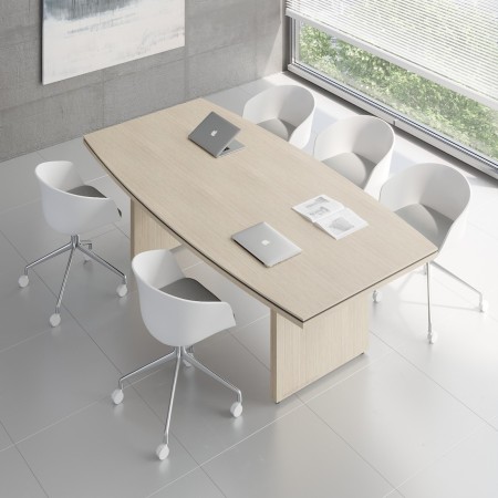 Grande table de conférence en bois clair avec sièges blancs sur roulettes