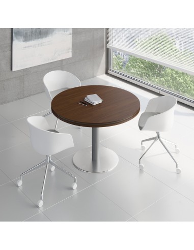 Petite table ronde de réunion avec sièges blancs sur roulettes