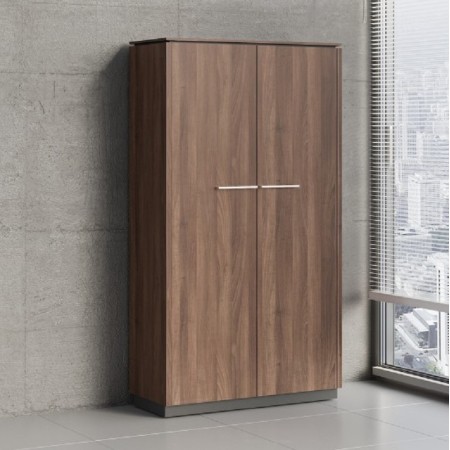 Armoire vestiaire à portes battantes devant un mur gris