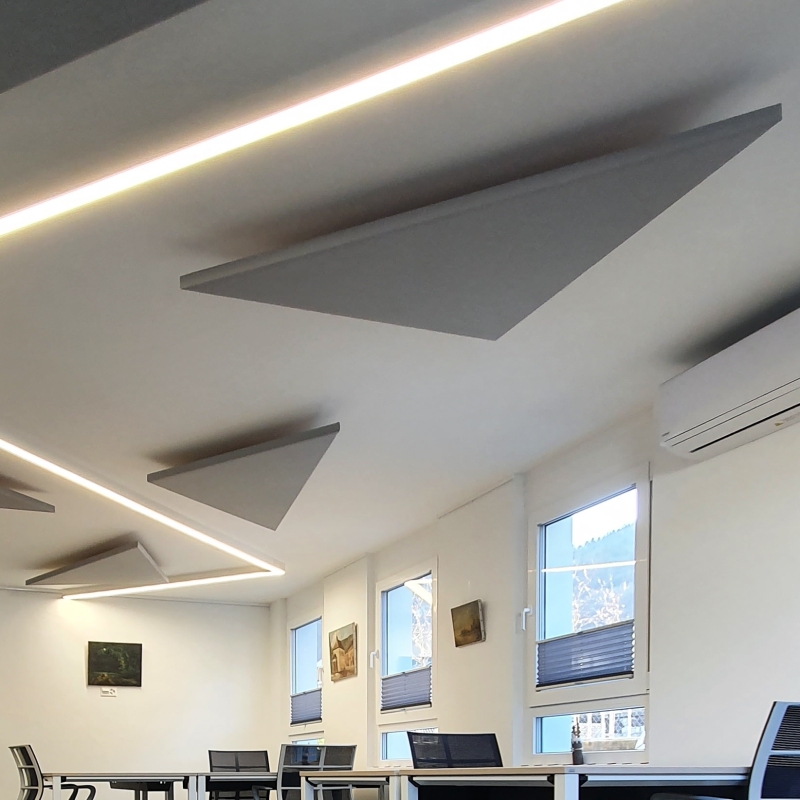 Panneau acoustique suspendu pour plafond forme triangulaire - design