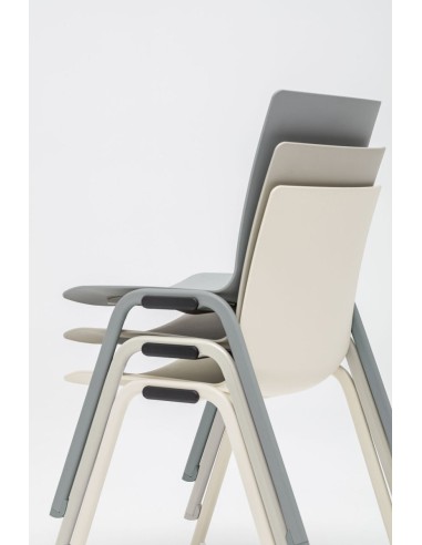 Chaise empilable avec ou sans accoudoirs