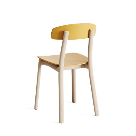 Chaise Feluca Organic – Design vintage revisité avec une assise en plastique et des pieds en bois naturel