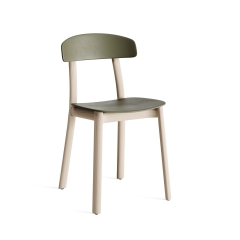 Feluca Organic – Chaise rétro avec assise en plastique et piétement en bois naturel, un design moderne et élégant