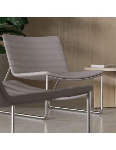 Fauteuil lounge Vegas gris clair dans un espace d’accueil chaleureux – Vegas