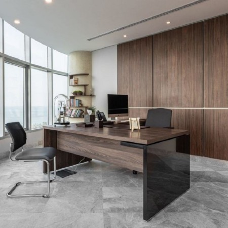 Grand bureau contemporain de direction avec chaise noire