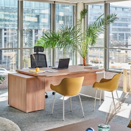 Bureau de direction avec siège de travail noir et chaises visiteurs jaunes