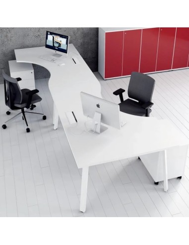 Bureaux côte à côte dans espace de travail partagé