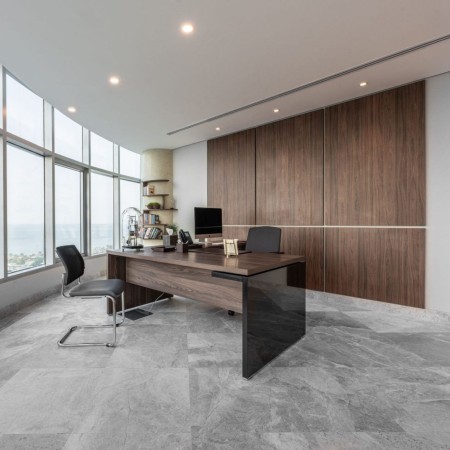 Bureau de direction en coloris robinia dans bureau lumineux