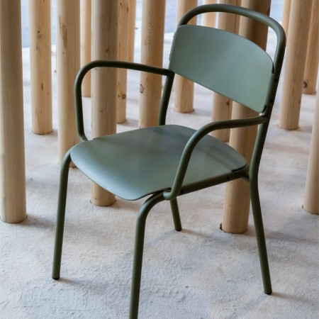 Chaise Skol extérieur – empilable avec accoudoirs en plastique recyclé