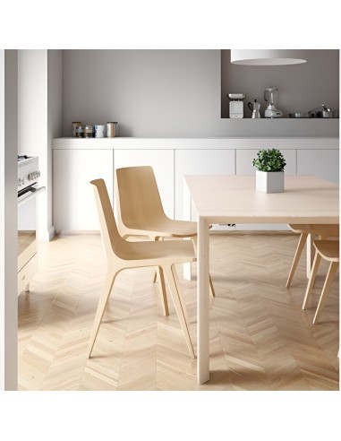 Cuisine scandinave avec table en bois clair et chaises design Seame