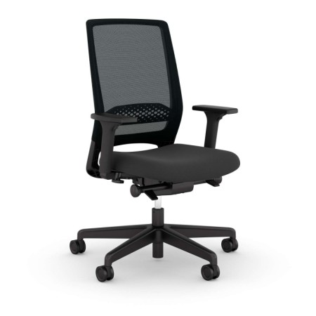  	chaise de bureau ergonomique Kickster vue de 3/4 – dossier en résille et accoudoirs réglables