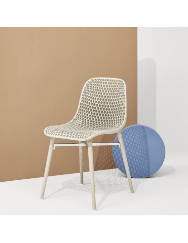 Chaise design ajourée en plastique beige ambiance moderne Next