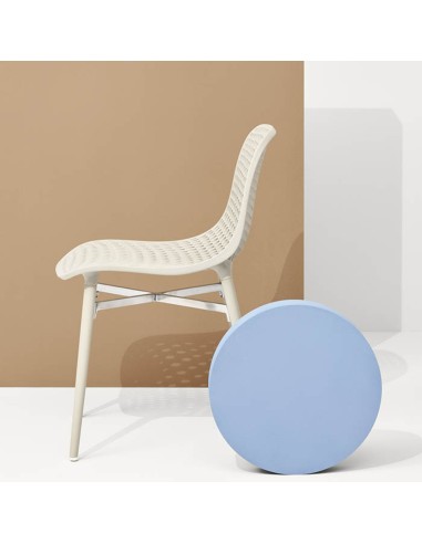 Chaise design ajourée en plastique beige avec pieds assortis, style moderne et léger de côté