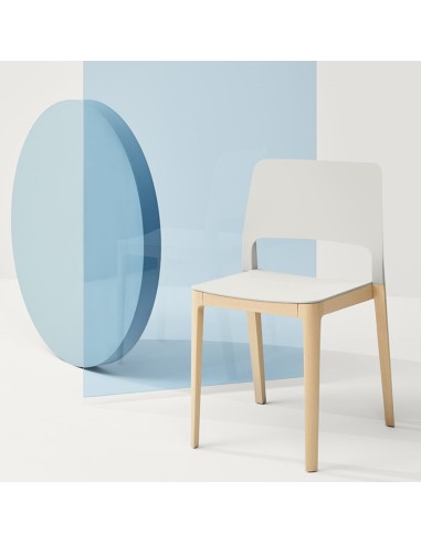 Chaise blanche moderne Settesusette avec pieds en bois de hêtre naturel