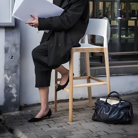 Tabouret de cuisine design Settesusette en bois clair et assise blanche dans la rue