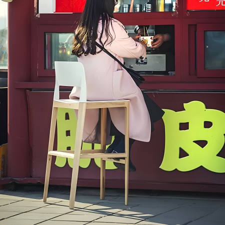 Tabouret de bar design Settesusette en bois clair bar extérieur 