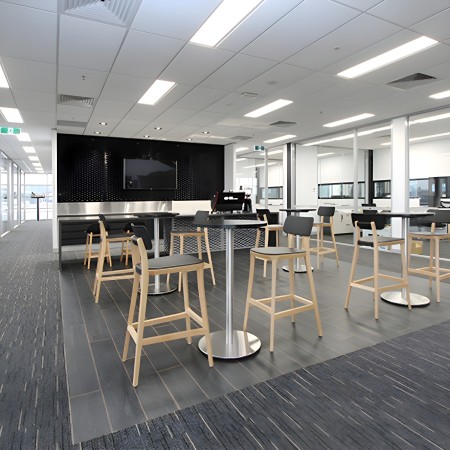 Tabouret haut design bois et plastique salle de coworking – Porta Venezia