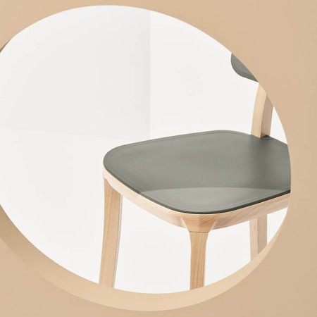 Tabouret haut design bois et plastique gris en ambiance  – Porta Venezia