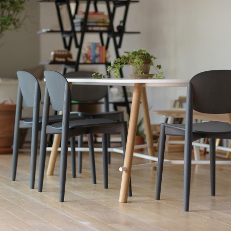 Chaise Harmo en hêtre noir dans une salle de restauration
