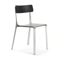 Ruelle – Chaise design en métal avec dossier plastique, parfaite pour une ambiance bistrot moderne et fonctionnelle