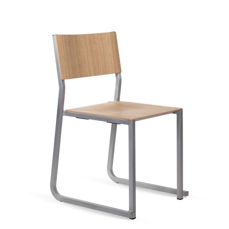 GT01 – Chaise empilable en métal avec assise en bois, parfaite pour les espaces modernes et polyvalents