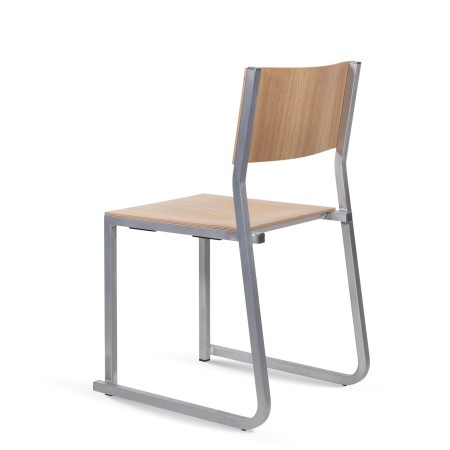 GT01 – Chaise en métal empilable avec assise bois, solution pratique pour petits espaces