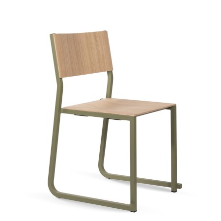 GT01 – Chaise empilable au style épuré, associant structure métallique et assise en bois naturel