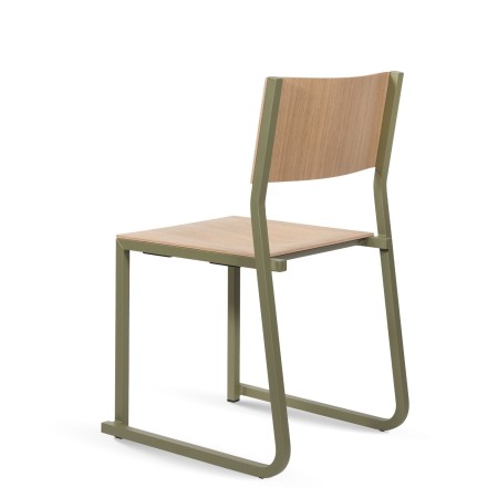 Chaise GT01 – Design industriel chic avec structure métallique fine et assise en bois clair