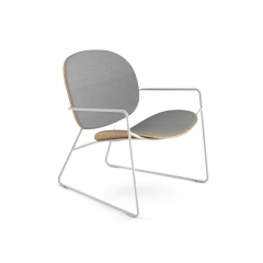 Tondina – Chaise lounge avec assise en bois recouverte de tissu et structure en métal, parfaite pour un espace détente élégant