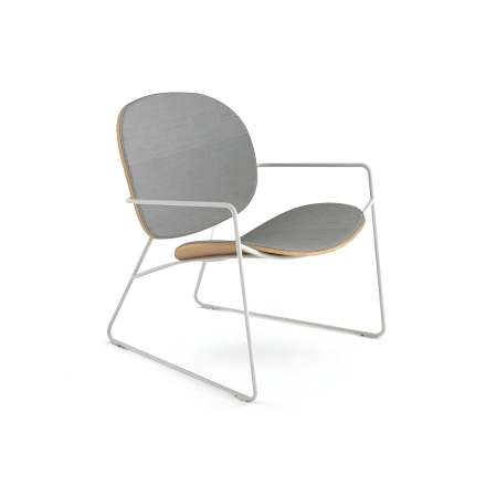 Tondina – Chaise lounge avec assise en bois recouverte de tissu et structure en métal, parfaite pour un espace détente élégant