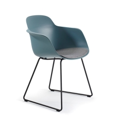 Chaise coque tissu rembourrée piètement traîneau – Sicla