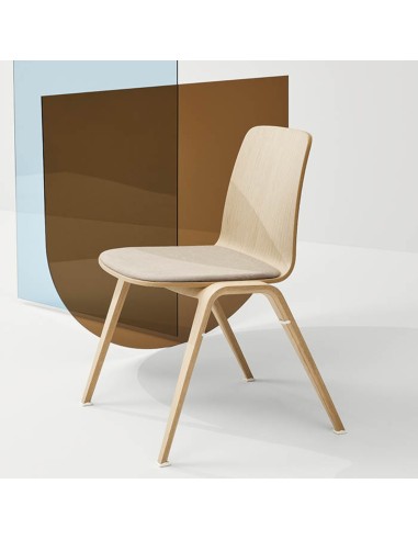 Chaise scandinave en bois clair avec assise rembourrée beige, design Woodstock