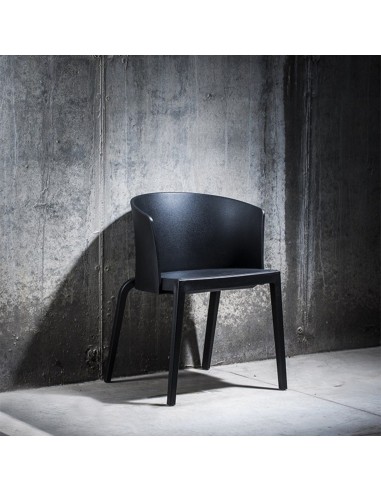 Chaise noire en plastique au style industriel - BI