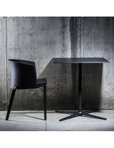 Chaise BI et table noires au design minimaliste dans un décor industriel