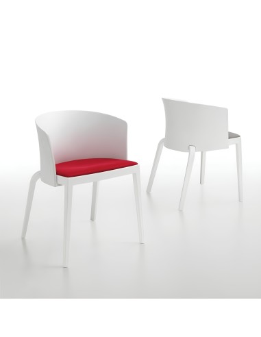 Chaises blanches au design épuré avec assise rembourrée rouge sur fond blanc