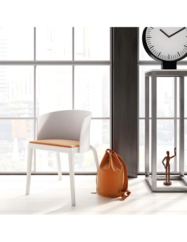 Chaise BI blanche avec assise orange dans un intérieur moderne et lumineux