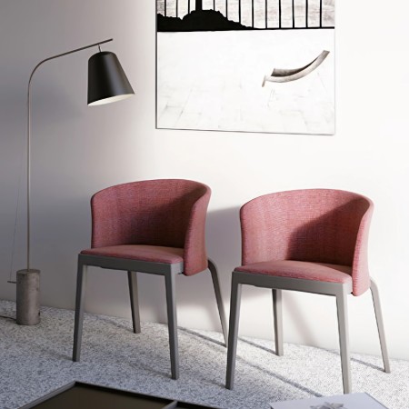 	Chaises BI modernes avec assise et dossier rembourrés en tissu rose, dans un intérieur contemporain