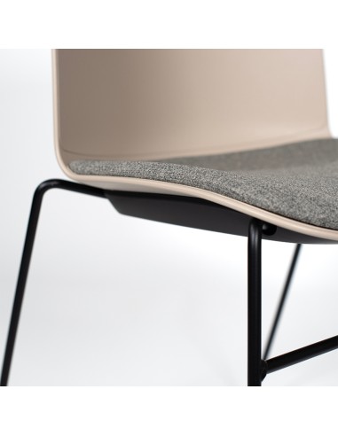 Chaise design à structure fine et assise tapissée – Relief