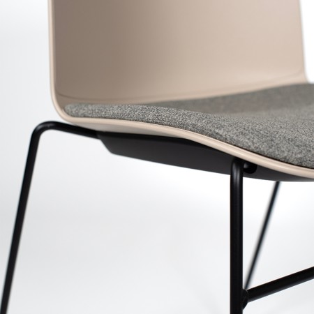 Chaise design à structure fine et assise tapissée – Relief