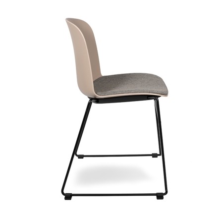 Chaise de bureau design RELIEF structure traîneau noire et assise tapissée